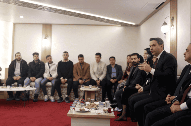 Bakan Bayraktar betont die Bedeutung von Eigenständigkeit im Energiesektor und vertraut auf junge Generation